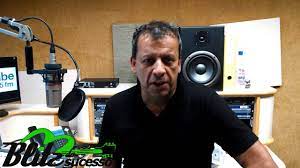 They hide in a van, where they set a pirate radio station up, trying to mobilize public opinion. Carlos Nascimento Na Blitz Do Sucesso Youtube