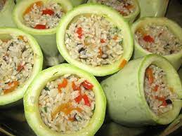 Adaugă orezul, amestecă şi cuprinde cu apă, după care lasă să fiabă pentru 10 minute, după care adaugă sucul de roşii, pătrunjelul tocat, sare şi piper după gust, amestecă bine şi lasă să 5. Dovlecei UmpluÅ£i Cu Orez La Cuptor ReÈete De La Bunica