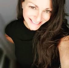 Dana Hendrickson's Instagram, Twitter & Facebook