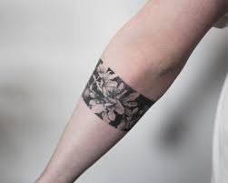 Armband Tattoo 60 Super Ideen Fur Ein Perfektes Armband Tattoo Beste Tattoo Ideen In 2020 Arm Band Tattoo Arm Tattoos Cherry Blossom Tribal Shoulder Tattoos