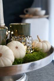 Stilvolle Herbst Deko Mit Kerzen Herbstlicheaussendeko Schoner Schein Herbstdeko Mit Moos Und Kurbissen In Weiss Dazu No Herbst Dekor Herbst Dekoration Dekor