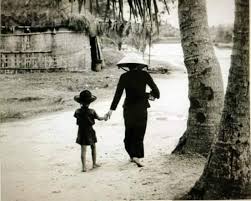 Mẹ quê. Ảnh từ facebook Yen Huynh (đăng trên trang TÔI YÊU SÀI GÒN XƯA  TRƯỚC 1975). | Việt nam, Viết, Chiên