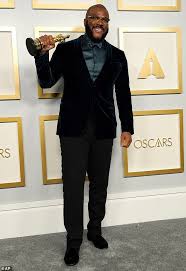 Not only matthew perry jung, you could also find another pics such as matthew perry friends, matthew perry 90s, toung matthew perry, matthew perry teeth, luke perry jung, matthew perry. Oscars 2021 Tyler Perry Urges People To Refuse Hate And Accepts Jean Hersholt Humanitarian Award Daily Mail Online
