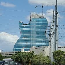 Se temen muchas muertes en derrumbe de edificio en miami. El Espectacular Hotel Guitarra De Hard Rock Abrira Este Otono