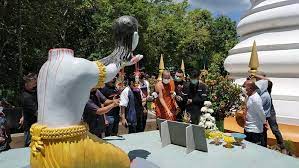พระฆ่าตัวตายโดยใช้ กิโยติน ตัดหัวตัวเองถวายเป็นพุทธบูชา ลูกศิษย์เล่าว่า ระหว่างกระทำการ มีการสวดส่งวิญญาณให้ด้วย. Rfe8kzn03gb Dm
