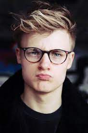 Not Only Functional But Also Stylishly Elegant A Pair Of Men S Glasses Has The Potential To Amplify Any Look Len Mens Hairstyles Haircuts For Men Hair Styles