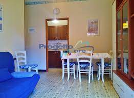 Ingresso su zona giorno con cucina a vista, due camere da letto e due bagni di cui uno nella camera. Casa Vacanza Bilocale In Affitto A Pietra Ligure Cod 202