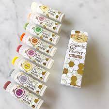 キスが甘くなるはちみつリップ 10月5日に発売になった京都発の ハニーリップバームを皆様ご存知でしょうか 京都の自社化粧品工場で 天然素材に含まれている大切な 潤い成分が壊れないよう１点１点 真心込めて大切に製造しているそう そんなこだわりのリッ