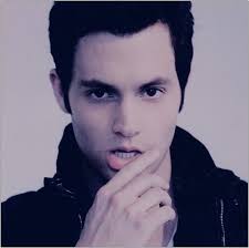 Daniel Randolph Humphrey. (@ggdanh) no Meadd: “ Daniel Randolph Humphrey.  Dan, "Lonely Boy". 36 años. Brooklyn. Escritor. Penn Badgley. Descripción  Física: Es de contextura mediana...“