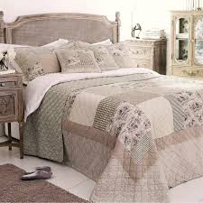 Le patchwork est composé de 35 petits « édredons » assemblés. Le Couvre Lit Patchwork Est Une Jolie Finition Pour Votre Chambre A Coucher Archzine Fr