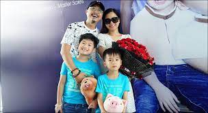 Trong năm 2017 hứa minh đạt khiến khán giả bất ngờ khi cùng vợ mình là lâm vỹ dạ trở thành uấn luyện viên cho chương trình tiếu lâm tứ trụ nhí được tổ chức mùa đầu tiên trên kênh thvl1. Há»©a Minh Ä'áº¡t Táº·ng Vá»£ Lam Vá»¹ Dáº¡ Xe Sang Mercedes Glc 200 Ká»· Niá»‡m 9