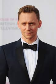 Comedian michael mcintyre has held talks about selling the wiltshire mansion that he bought for £2.5 million five years ago to the night manager star tom hiddleston. Tom Hiddleston 5 Fast Facts You Need To Know Heavy Com