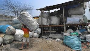 Plastik merupakan produk serbaguna, ringan, fleksibel, tahan kelembaban, kuat, relatif murah. Foto Melirik Dunia Bisnis Pengolahan Sampah Plastik Bisnis Liputan6 Com