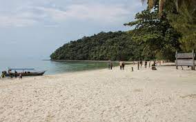 Pantai cantik dengan pasir putih bersih. Strand Pulau Beras Basah Langkawi Entdeckerreisen