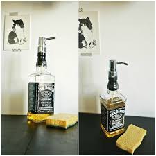 Recycler Des Bouteilles En Verre Vin Biere Whisky Jus Fe Fruits Sauce Tomate Tout Le Monde A Chez So Bouteille Verre Recycler Bouteille Verre Bouteille