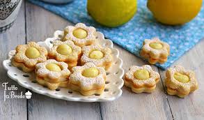 Fecola, zucchero, buccia grattugiata di limone : Biscotti Pasticcini Con Crema Al Limone Tutto Fa Brodo In Cucina