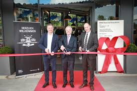 Ein schlingen teppichboden mit starken flecken, welche durch eine defekte klimaanlage (wasserschaden) verursacht wurden. Foto V Li Henning Putzke Leiter Bmw Motorrad Deutschland Philipp Von Sahr Leiter Bmw Niederlassung Berlin Helmut Schramm Leiter Bmw Werk Berlin Vergrossert