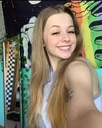 Stephanie Bankhead's Instagram, Twitter & Facebook