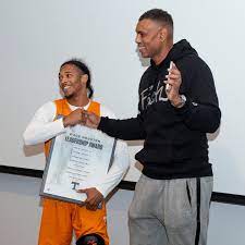 Zakai Zeigler receives this year's Wade Houston Leadership Award Legendary  VFL Allan Houston — along with his father, trailblazing head coach Wade  Houston — presented the award