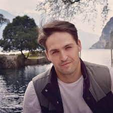 Párja 18 évvel fiatalabb, de bölcsebb a színésznél. Radics Gigi Ujra Szerelmes Habostorta Hu