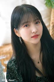 (they introduced her as gfriend's golden visual on gfrdxmmm showtime.) V Live