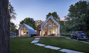 Deux Maisons Prefabriquees Et Design De 57 Et 85 M2 Pour Un Seul Terrain Planete Deco A Homes World Maison Prefabriquee Maisons Prefabriquees Modernes Prefabrique
