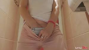 Che spruzza il suo mestruo sui fedeli che, inneggiando bestemmie contro gli apostoli che si masturbano di fronte alla foto di san crispino e, solfeggiando rutti. La Ragazza Si Masturba Segretamente Nel Bagno Del Bar Littleher Pornhub Com