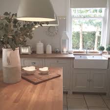 Je Crois Que Ce Serait Le Style D Audrey Et Sam Armoires Blanches Comptoirs En Bois Evier De Style Ferme Cuisine Cottage Cuisines Deco Cuisines Maison