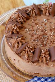 A Chocolatey Caramelly Almond No Bake Cheesecake All Based Around The Wondrous Daim Bar Daim Bars Are One Of Tho Baking Cheesecake Bars Cheesecake Recipes