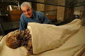 Dr Zahi Hawassexamining The Mummy Of Queen Hatshepsut Discovered In Kv 60 In The Valley Of The Kings East Valley The Valley Of The Kings Egyptian Museum Egypt