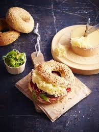 Bagel Sesame A La Tete De Moine Aop Roquette Et Viande Des Grisons Arts Gastronomie Repas Bebe Gastronomie Recette