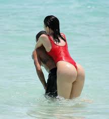 Kylie jenner montre son cul rond et chaud dans un maillot de bain rouge  Photos Porno, Photos XXX, Images Sexe 3228888 - PICTOA