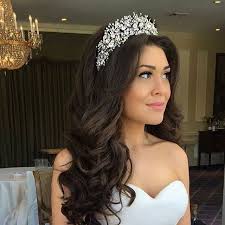 Twist the front section of your hair until you get behind your ear. Pin By Conduende Ocasiones On Wedding Wedding Hairstyles With Crown Crown Hairstyles Wedding Hair Down