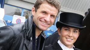 Thomas müller is anything but the typical modern footballer: Em Star Thomas Muller Seine Lisa Zeigt Sich Bei Paddeltour Mit Hund Im Bikini
