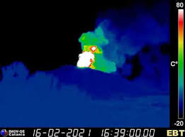 E' caratterizzata da fontane di lava, esplosioni e l'emissione di una piccola colata. R2f7qq1 F8 Hkm