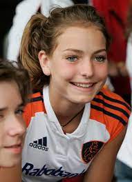 1 2 she also won a silver medal at the 2016 summer olympics. Hockeymonoloog Eva De Goede Van Bescheiden Meisje Tot Wereldspeelster