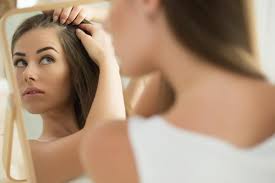 بعيد ا عن الكيماويات هكذا يجب التعامل مع قشرة الشعر الدهني مجلة الجميلة