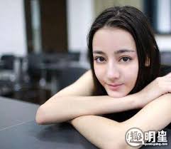 迪麗熱巴素顏照曝 網嚇：超離譜 ebc 東森新聞 發布於 2020年02月03日14:25 26歲大陸女星迪麗熱巴擁有維吾爾族血統，凹凸有致的火辣身材，加上深邃的洋娃娃五官，被譽為零死角女神，2017年還曾獲亞洲最時尚臉孔冠軍，絕美容貌備受肯定。 è¿ªä¸½çƒ­å·´ç´ é¢œå¥½çœ‹å—è¿ªä¸½çƒ­å·´çœŸäººçš®è‚¤æ€Žä¹ˆæ · è¶£æ˜Žæ˜Ÿ