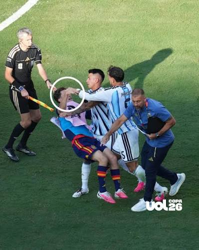 Após o apito final, jogadores da Espanha e Argentina começaram uma briga. A confusão teve início com Paredes, que chutou e empurrou Eric García, e depois contou com a participação de Gavi.
