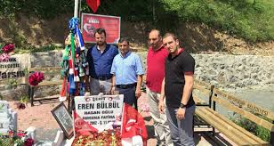 Bülbül'ün, ilçeye bağlı köprüyanı mahallesi'nde bulunan mezarı başındaki anma programına bülbül'ün annesi ayşe, ağabeyleri arif, çağlar, erdoğan ve emrah bülbül'ün yanı sıra maçka kaymakam vekili. Sehit Eren Bulbul Mezari Basinda Anildi