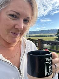 Good morning Folks... That was a grand drop of rain that fell last night  anyway .. ☂️☂️☂️ Thankfully it's eased off now so that I was able to stock  The Hut without