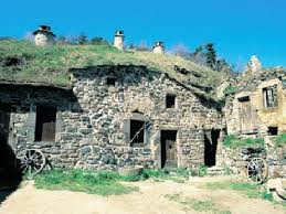 Les Mysteres De Farges A Saint Nectaire Puy De Dome Auvergne Paysage Auvergne Auvergne Puy De Dome