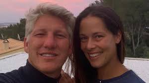 Bastian schweinsteiger has shown his delight at receiving a surprise recall ana ivanovic will laut eigener aussagen mindestens drei kinder. Ana Ivanovic Susse Liebeserklarung Fur Basti Schweinsteiger Promiflash De