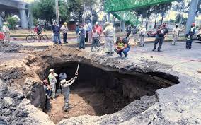 El gran socavón aparecido hace casi una semana en el céntrico estado mexicano de puebla siguió extendiéndose este viernes y provocó el derrumbe de una barda y de una recámara de la casa ubicada en el borde del agujero. Video Falla Geologica Posible Causa Del Enorme Socavon En Puebla El Sol De Mexico Noticias Deportes Gossip Columnas