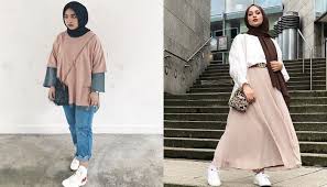 Model baju kebaya muslim kini sudah sangat bervariasi, untuk tampilan yang klasik dan tradisional tentukan saja pilihanmu pada kebaya muslim model model dress kebaya memang sedang trendi dikenakan oleh para hijabers saat kondangan. Tips Memilih Model Baju Untuk Lengan Besar Yang Pas Dipakai Saat Kondangan Seruni Id