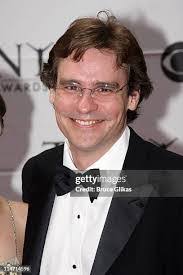 Robert Sem's Instagram, Twitter & Facebook