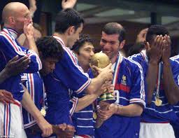 Zinedine Zidane Posts Picture Of France S 1998 World Cup Winners Reunion In Paris Daily Mail Online As the former captain of the teams that won the 1998 world cup and.