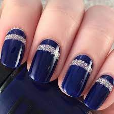 El segundo empieza con las uñas color azul marino de color mate con un poquito de purpurina, dejando las puntas, al estilo francés, con color azul eléctrico. Las Mejores 12 Ideas De Unas Color Azul Marino Manicura De Unas Unas Color Azul Disenos De Unas