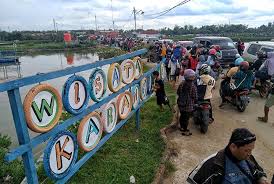 Anda bisa mengunjungi obyek wisata murah di rembang satu ini kapan saja. Pantai Karang Jahe Buka Atau Tutup 2021 Pantai Karang Jahe Wisata Lokal Rembang Wisatawan Lokal Yang Sudah Masuk Pantai Karangjahe Juga Dibatasi Waktunya Comohacerunapeli