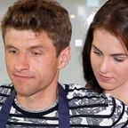 Fußballspieler beim fc bayern münchen und weltmeister. Thomas Muller Niedliches Video Der Papi Fahrt Jetzt Dann Gleich Los Bunte De